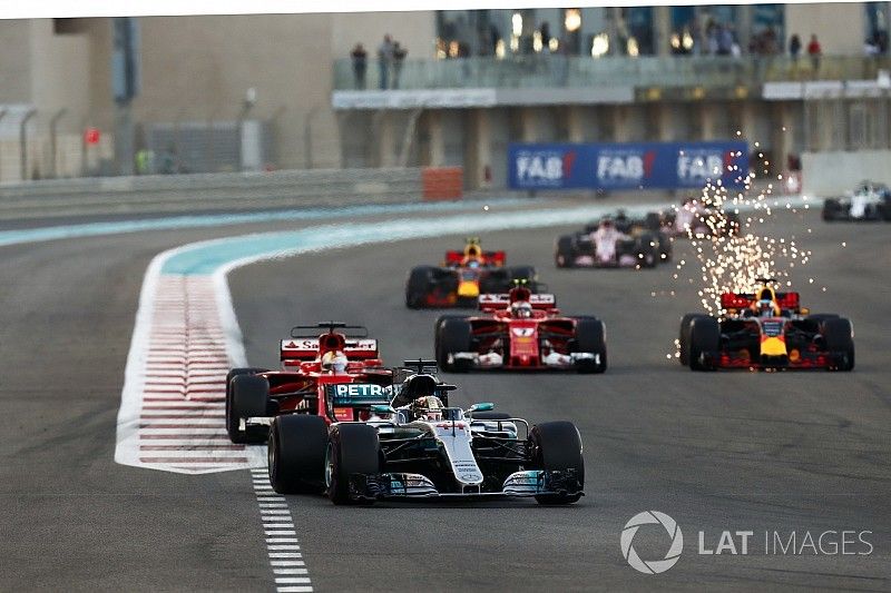 Lewis Hamilton, Mercedes AMG F1 W08 devant Sebastian Vettel, Ferrari SF70H, Daniel Ricciardo, Red Bull Racing RB13, Kimi Raikkonen, Ferrari SF70H et Daniel Ricciardo, Red Bull Racing RB13