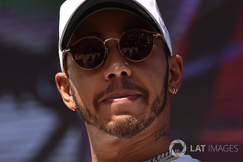 Hamilton újabb kellemetlensége: törölte is a posztját
