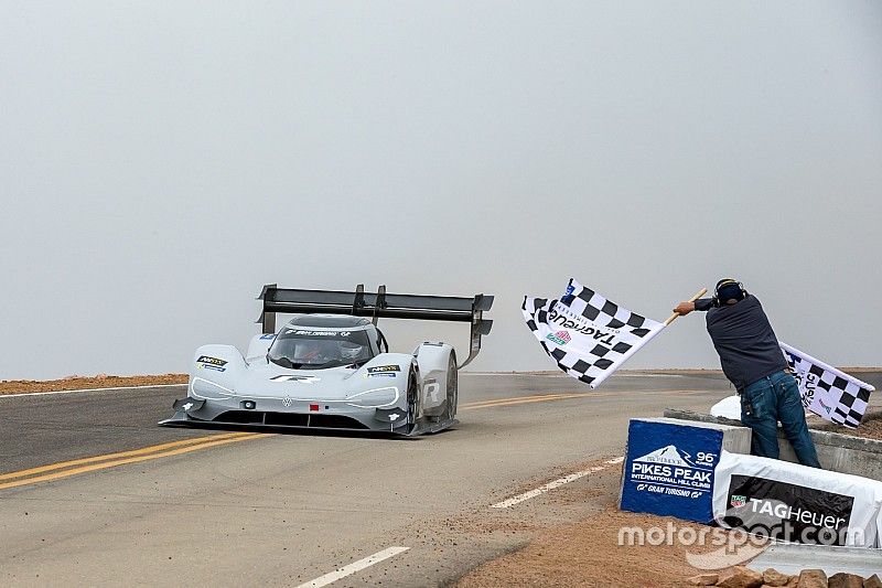 #94 Romain Dumas, Volkswagen I.D. R Pikes Peak, passe sous le drapeau à damier