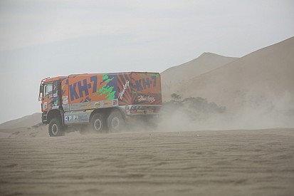 La tripulación española de camiones que fue abandonada en las dunas