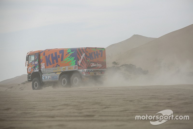 La tripulación española de camiones que fue abandonada en las dunas