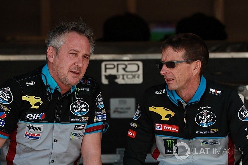 Michael Bartholemy, Estrella Galicia 0,0 Marc VDS y el director del equipo Pete Benson