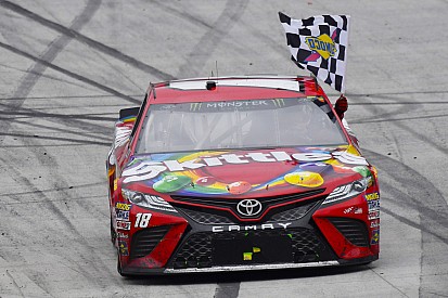 Kyle Busch supera a Larson para vencer en Bristol