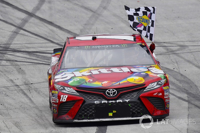 Kyle Busch supera a Larson para vencer en Bristol