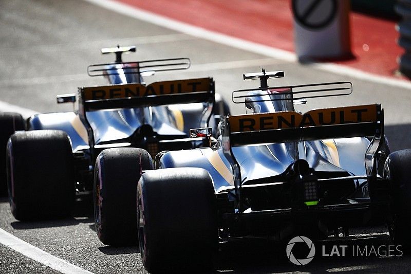 Carlos Sainz Jr., Renault Sport F1 Team RS17, Nico Hulkenberg, Renault Sport F1 Team RS17, queue in 