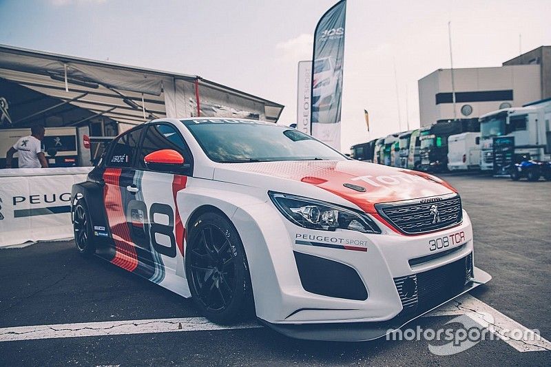 Peugeot 308 TCR nel paddock del Paul Ricard