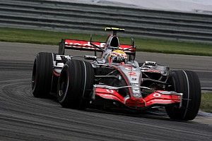 Hamilton egy gyerekkori képpel „üzent” a riválisoknak