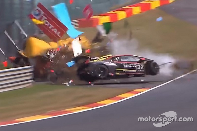 Video: Un violento accidente en Spa deja cuatro oficiales de pista y un piloto heridos