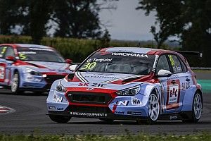 Tarquini keeps Slovakia pole as other Hyundais are excluded