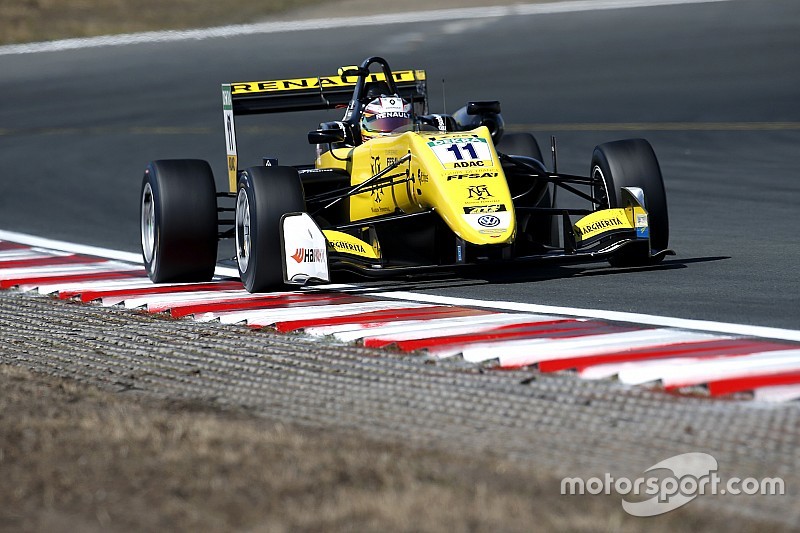 Renault, 2021'de sürücü akademisinden bir pilotla yarışmak istiyor