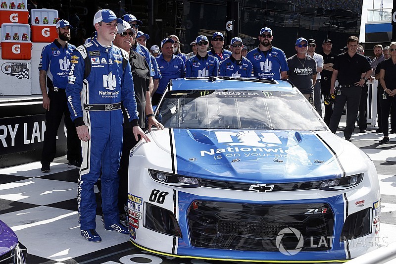 Alex Bowman firma la pole position per la Daytona 500
