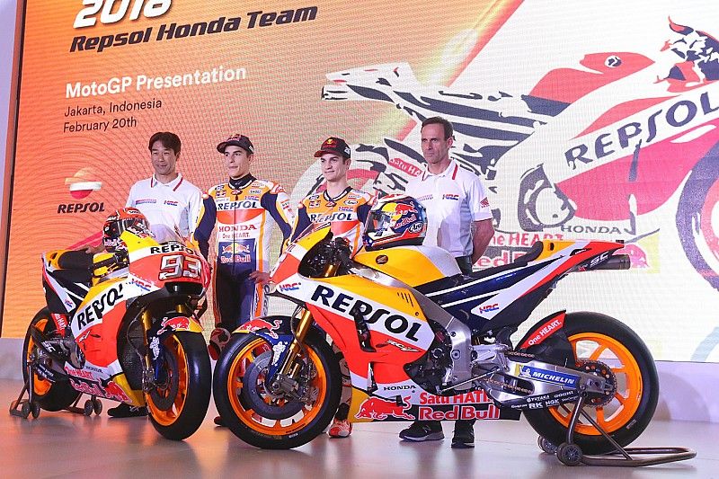 Marc Marquez, Dani Pedrosa, Alberto Puig, team manager Repsol Honda, et Tetsuhiro Kuwata, directeur du HRC