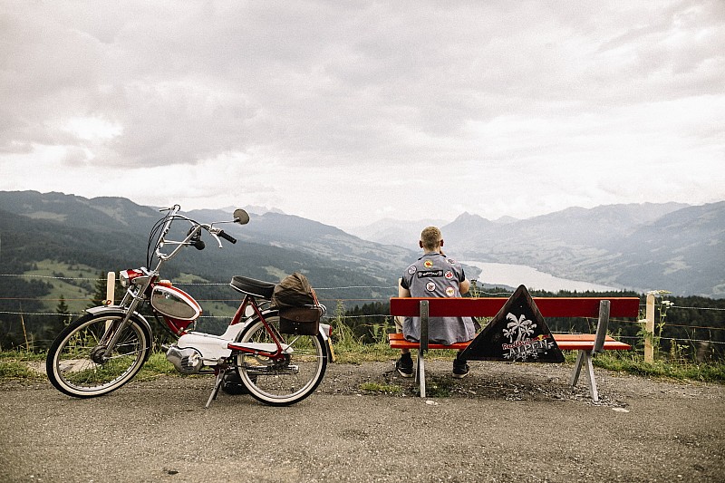 Miss Red Bull Alpenbrevet 2018 : quelle sera la… mobylette la plus belle ?