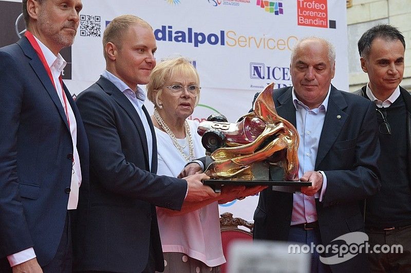 Bottas, si gode un bagno di folla al 25esimo Trofeo Bandini