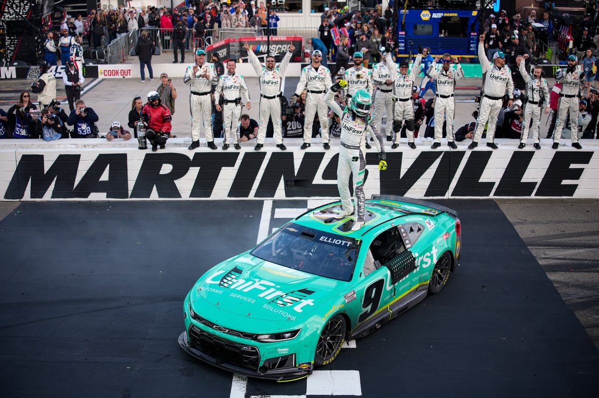 Strategy gamble helps Chase Elliott to Martinsville NASCAR Cup win