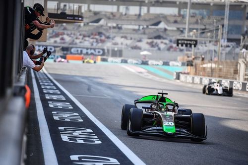 D&uuml;rksen z kolejnym zwycięstwem w Abu Zabi