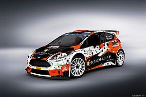 Alexey Lukyanuk mostra la livrea della sua Ford Fiesta R5 2016