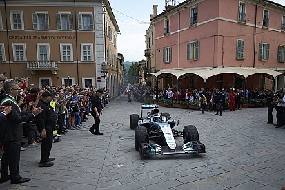 Videó: Bottas F1-Mercedesszel az olasz közutakon
