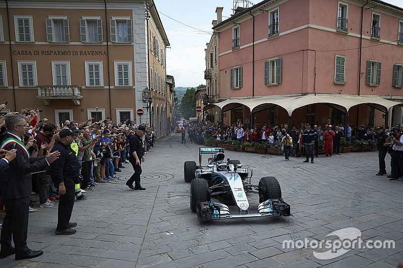 Videó: Bottas F1-Mercedesszel az olasz közutakon