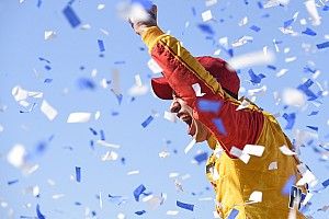 Joey Logano supera a Kurt Busch y triunfa en Talladega