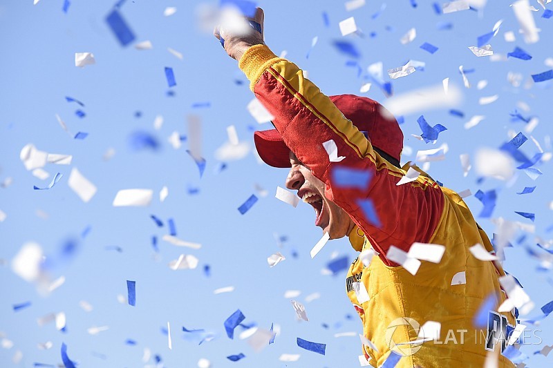 Joey Logano supera a Kurt Busch y triunfa en Talladega
