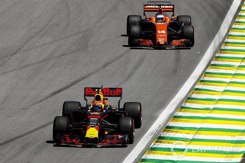 Max Verstappen, Red Bull Racing RB13, Fernando Alonso, McLaren MCL32