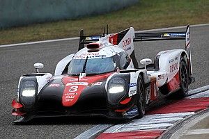 Bahrain in der Nacht: Toyota bleibt an der Spitze