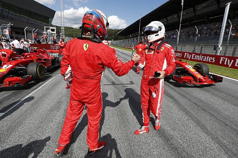 Il secondo classificato Kimi Raikkonen, Ferrari, il terzo classificato Sebastian Vettel, Ferrari