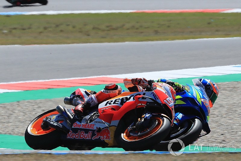 Márquez vs Rins : une touchette et un sauvetage d'anthologie !
