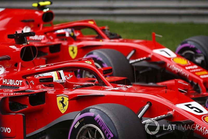 Le poleman Sebastian Vettel, Ferrari, le deuxième, Kimi Raikkonen, Ferrari