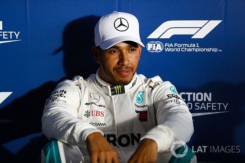 Lewis Hamilton, Mercedes AMG F1, se relaja después de establecer la pole position