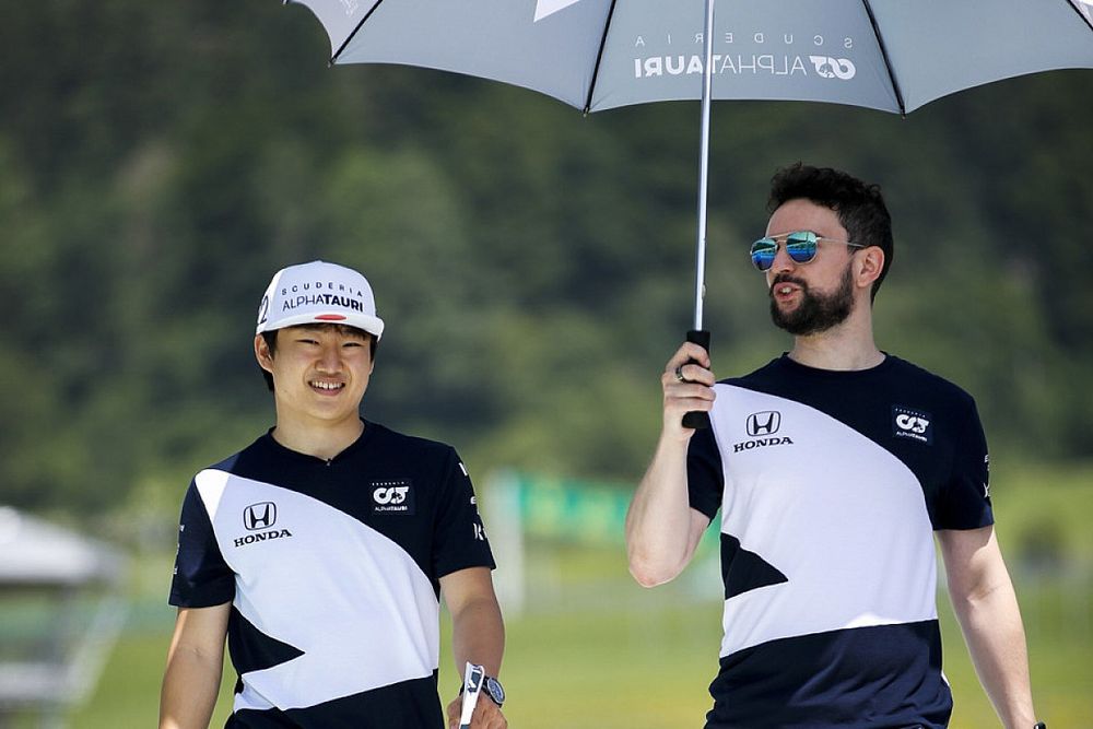 Yuki Tsunoda, AlphaTauri walks the track 