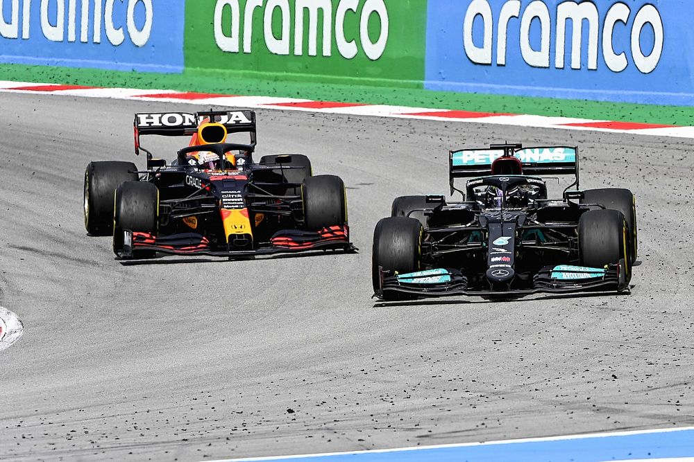 Lewis Hamilton, Mercedes W12 en Max Verstappen, Red Bull Racing RB16B