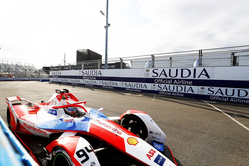 Óriási káosz a Formula E londoni futamán, Lucas di Grassit kizárták az élről, Lynn nyert