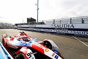 Óriási káosz a Formula E londoni futamán, Lucas di Grassit kizárták az élről, Lynn nyert