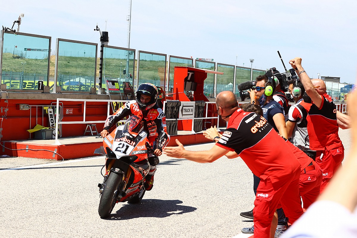 Misano, l’emozione del pubblico che riempie tribune e cuore