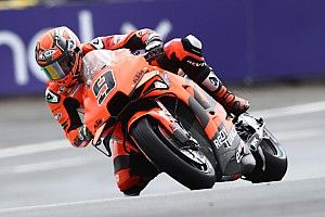 MotoGP, Le Mans, Warm-Up: zampata di Petrucci sul bagnato