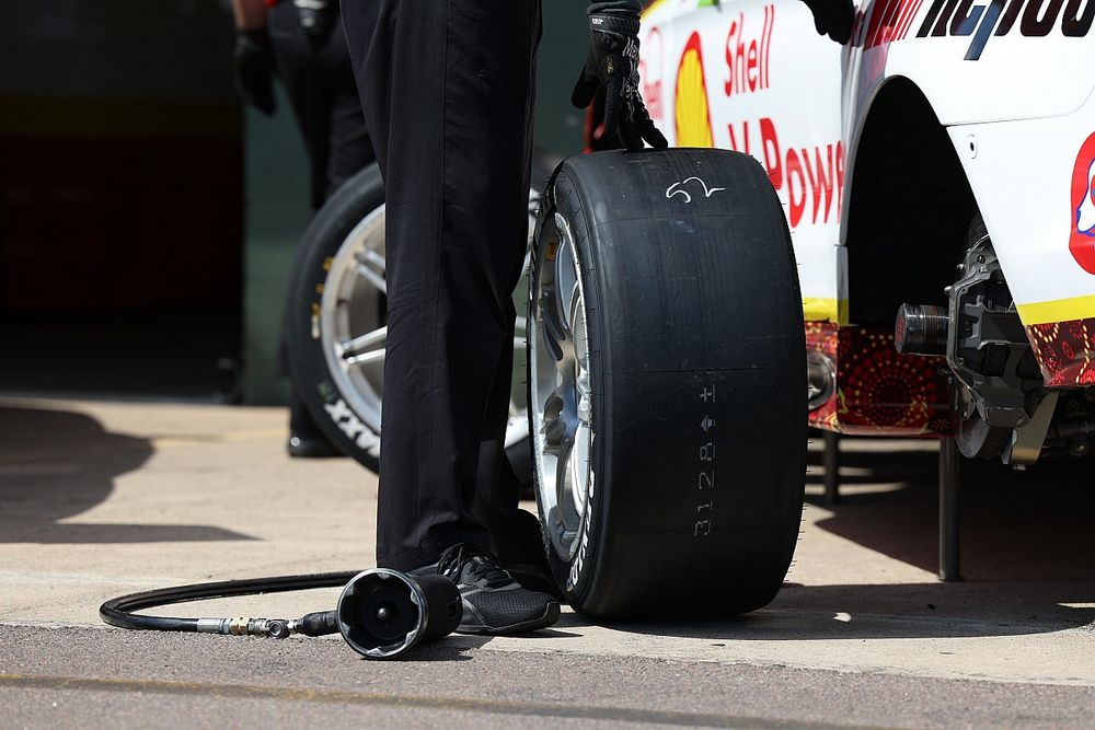 Cuts caused Supercars tyre failures in Sydney