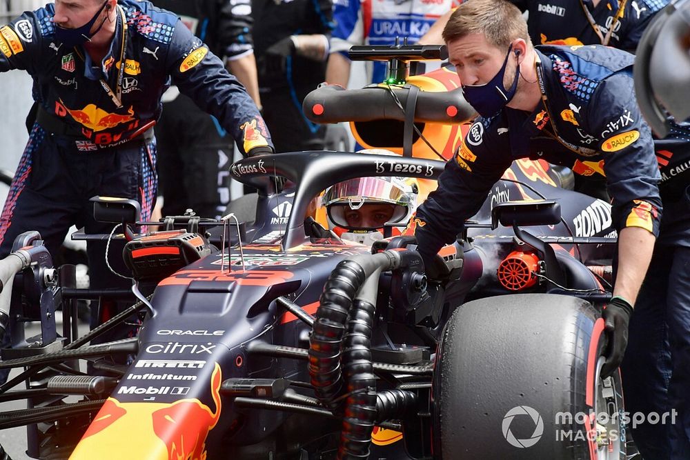 Max Verstappen, Red Bull Racing RB16B , arriveert op de grid