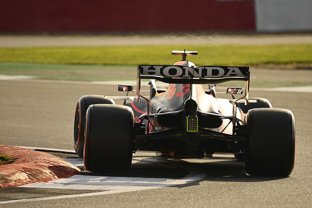 Honda wdzięczna Red Bullowi