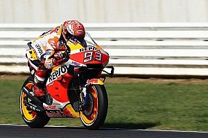 Márquez asoma la cabeza en el warm up