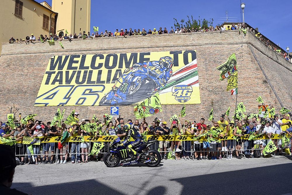 In beeld: Rossi rijdt 'droomrit' van huis naar circuit Misano