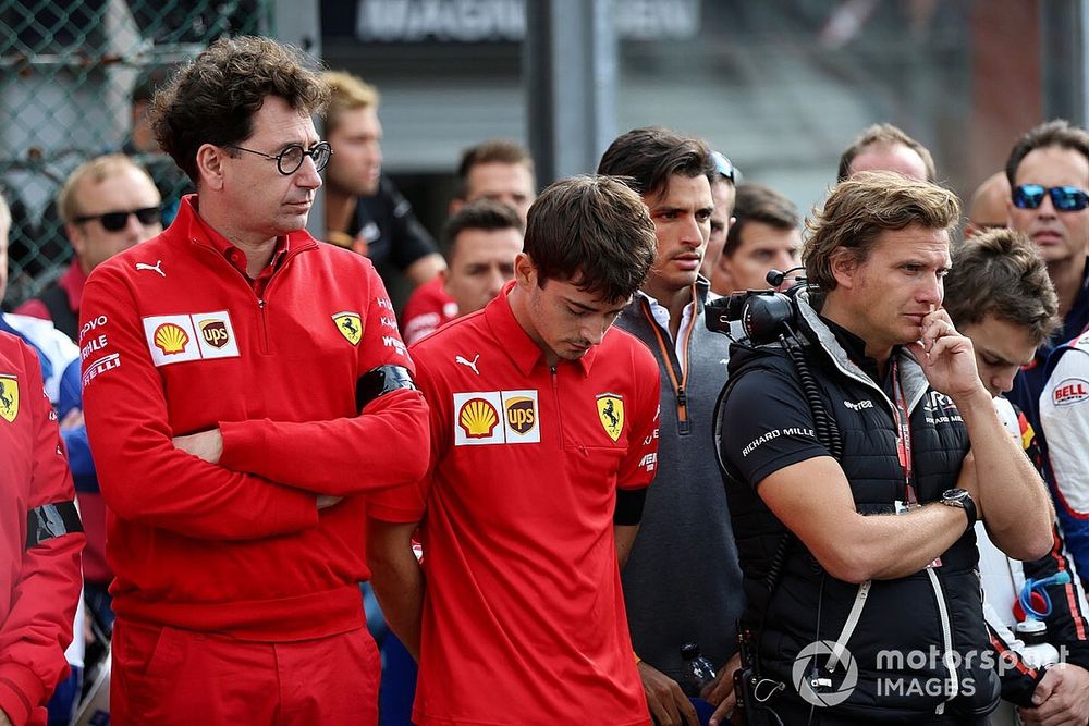 Ferrari не простила Леклеру прыжок с парашютом