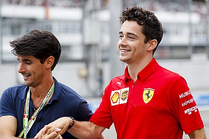 Leclerc ezt most odarakta: fejkendő, Ferrari, Amerika...