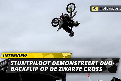 Stuntpiloot Dejong demonstreert duo-backflip op Zwarte Cross