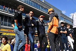 Drámai pillanatok: Verstappen nekicsapódott Norrisnak az esport-versenyen az utolsó kör előtt (videó)