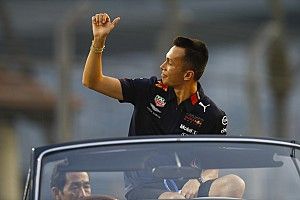 Albon nem érez magán nyomást, Verstappen mellett sem