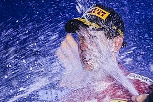 Képekben Vettel 53. F1-es győzelme: éjszakai örömtánc