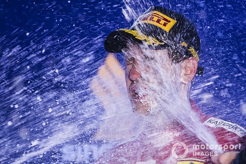 Képekben Vettel 53. F1-es győzelme: éjszakai örömtánc