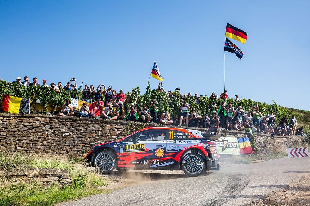 Neuville pincha y deja a Tanak en solitario en cabeza